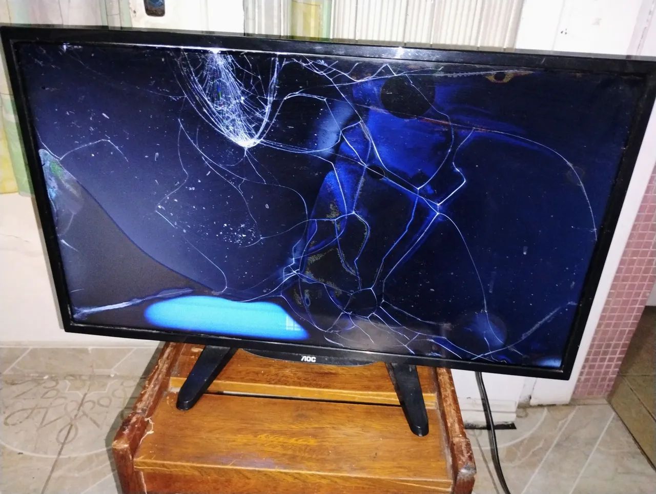 TV LED AOC 32 Polegadas Modelo LE32H1461 Tela trincada  - Foto 2