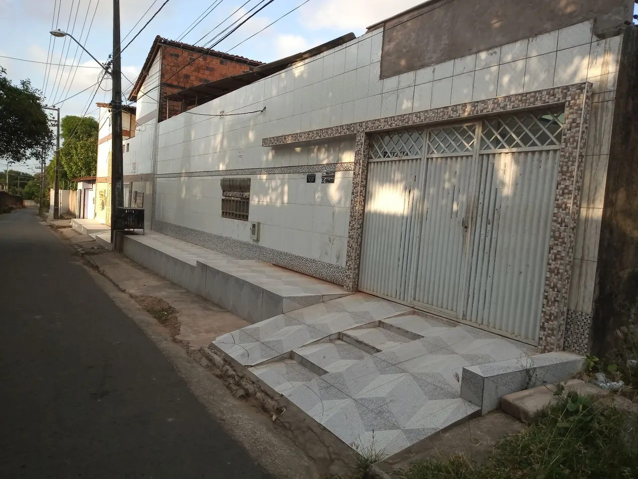 Casas de condomínio uma ao lado da outra.