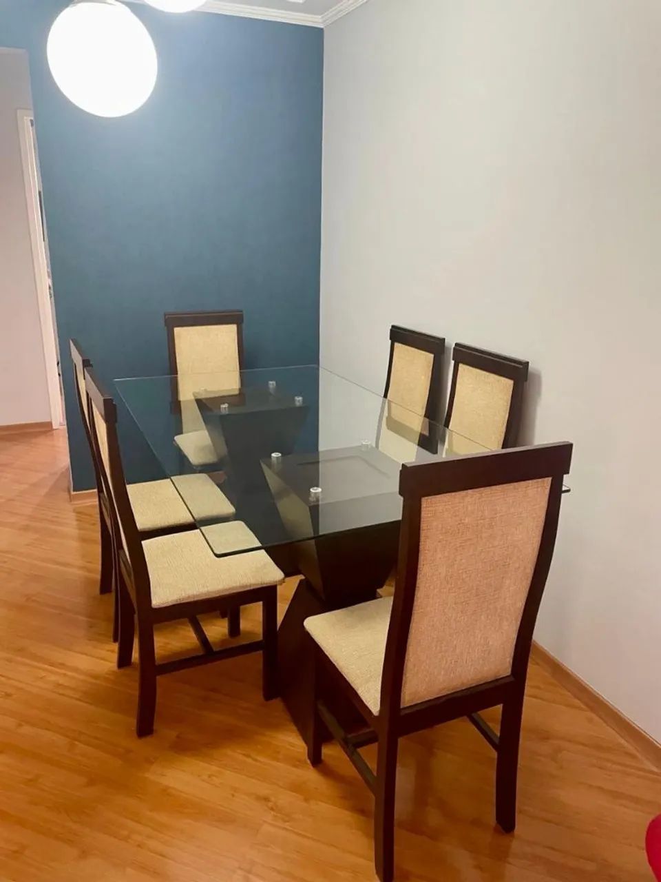 Linda mesa de jantar com tampo de vidro