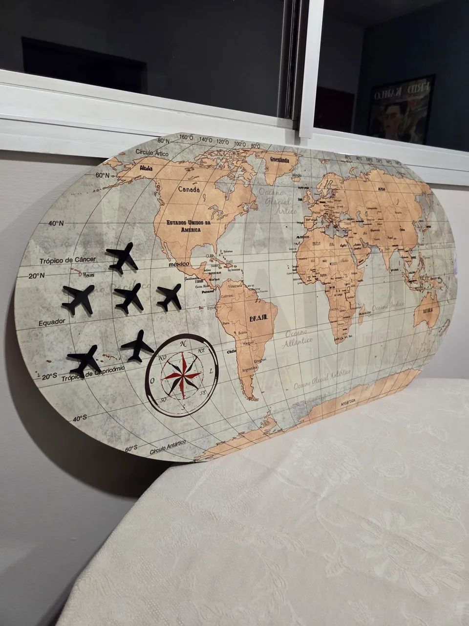 Mapa Mundi decorativo de metal seminovo para escritório c/ imãs de avião - Foto 2