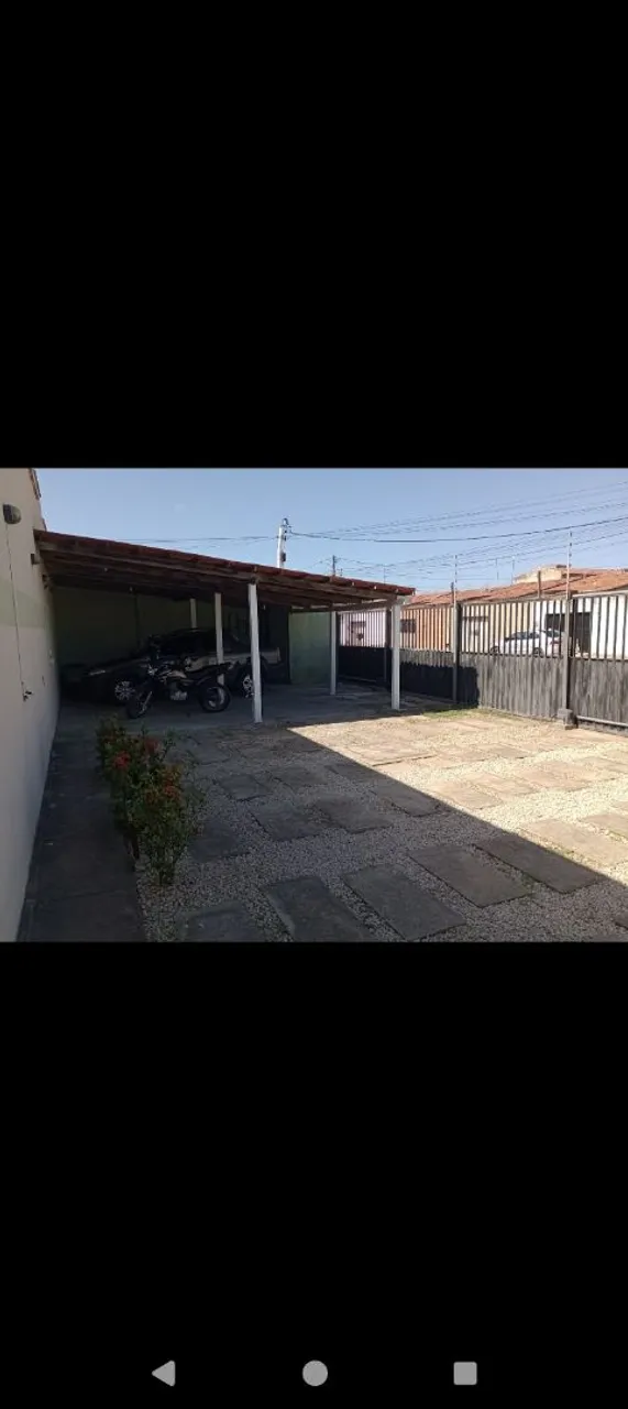 Alugo casa.Boa com vizinhança tranquila.