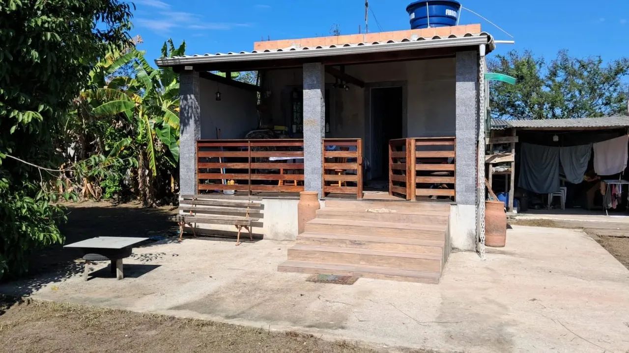 VENDO modesta casa em Maricá num terreno de 2.700 m2