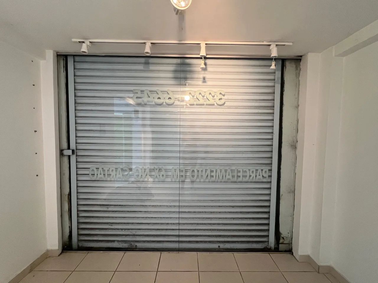 Porta de vidro leia o anúncio 