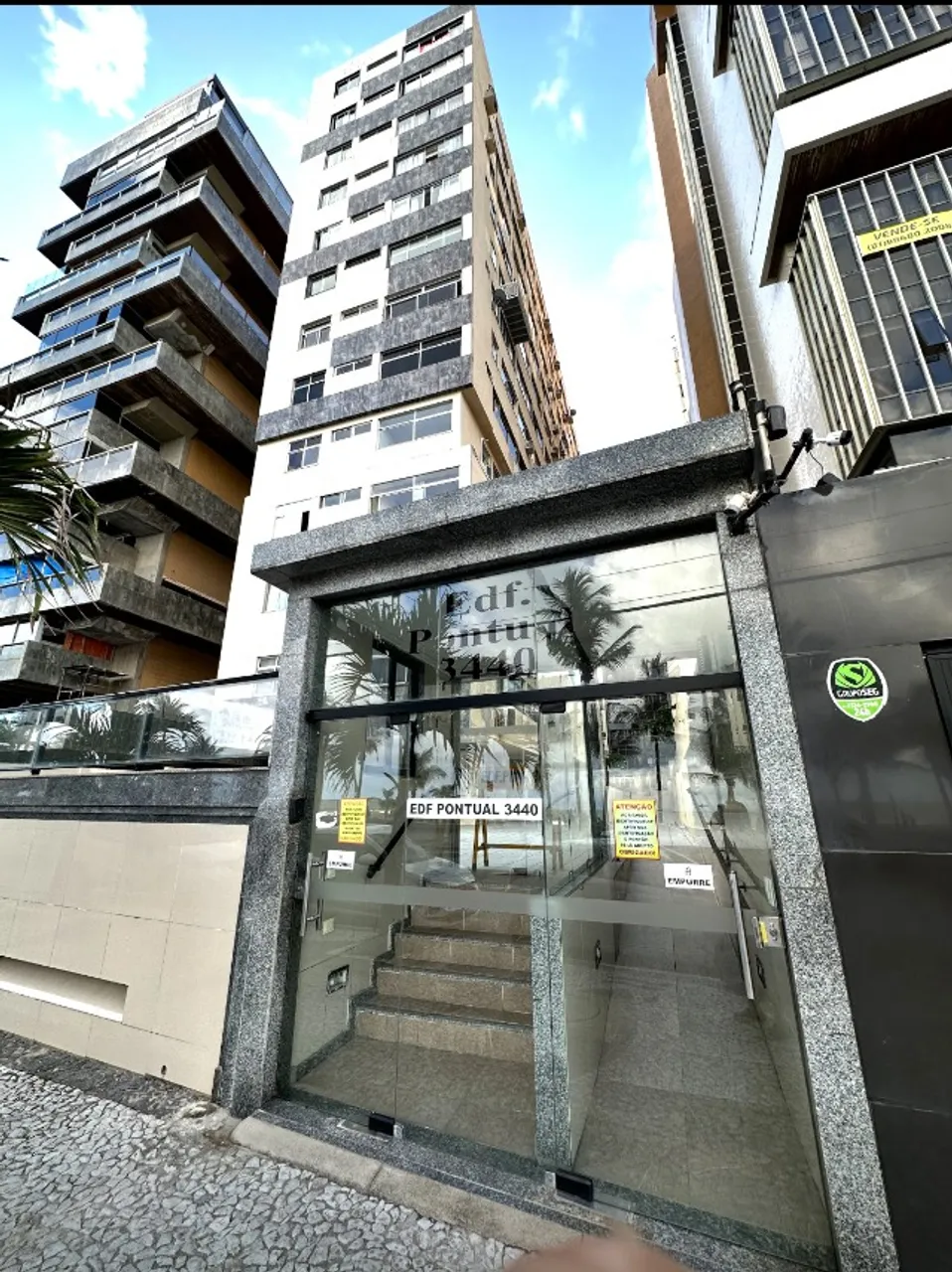 Melhor localização da Praia de Boa Viagem! Alugo excelente 2 quartos + dependências.