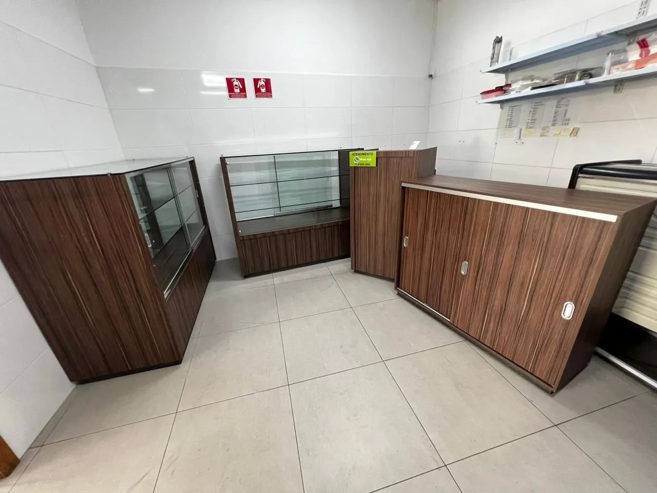 Conjunto de Balcões e Armários para Comércio