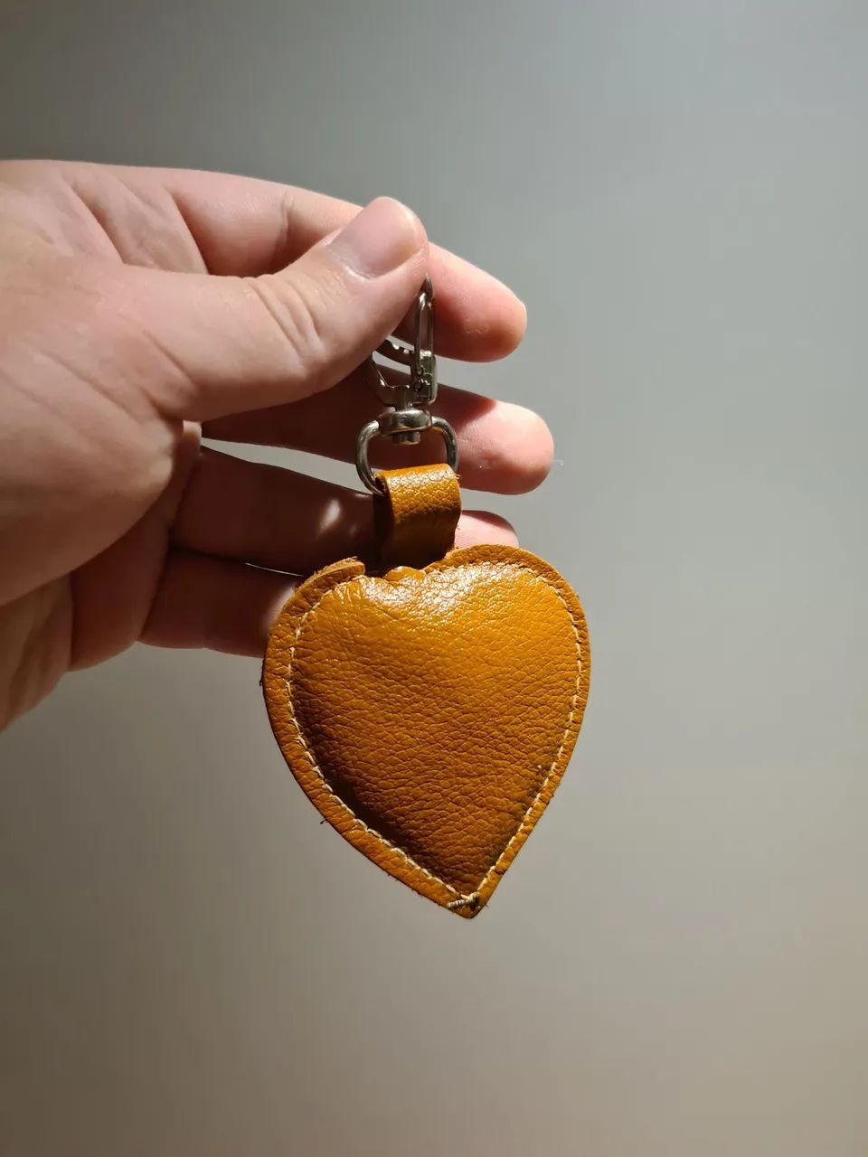 Chaveiro/charm vintage de couro em modelo coração ferni - Foto 2