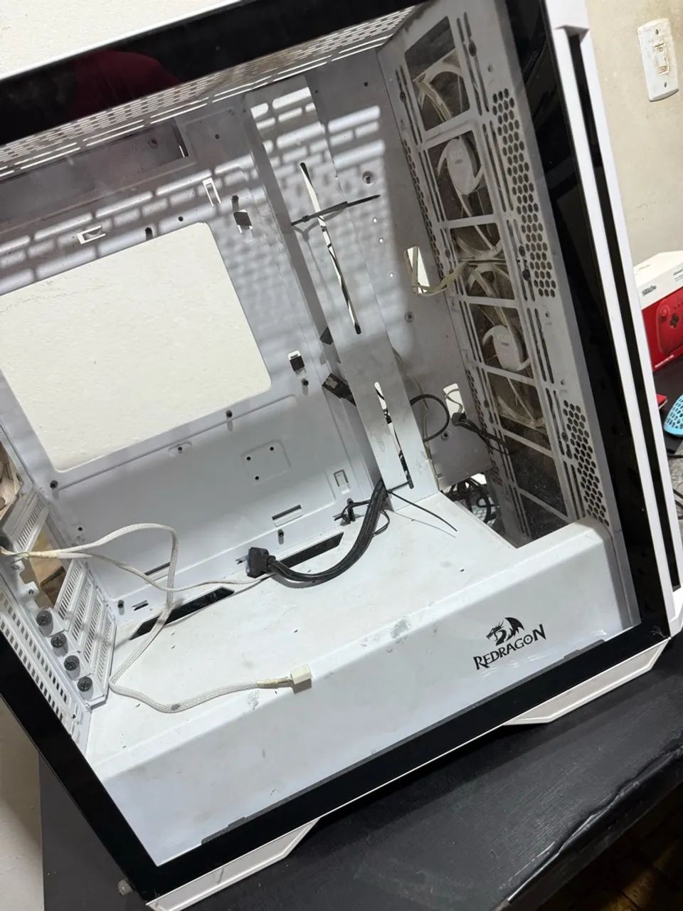 Gabinete Gamer Redragon Demolisher + fan nzxt + fan Lian li