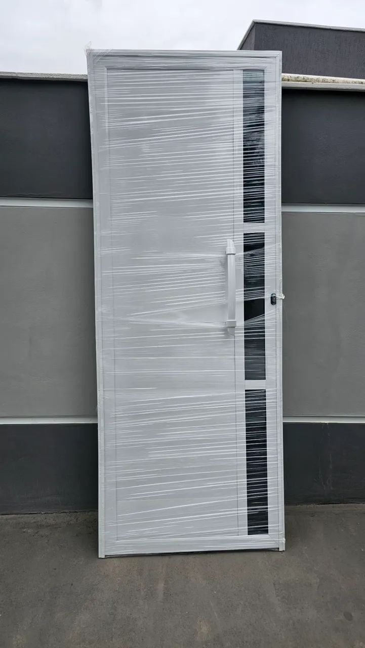 Porta de Alumínio Branca 210 X 80 Cm com Vidros Fumê lacrada puxador 