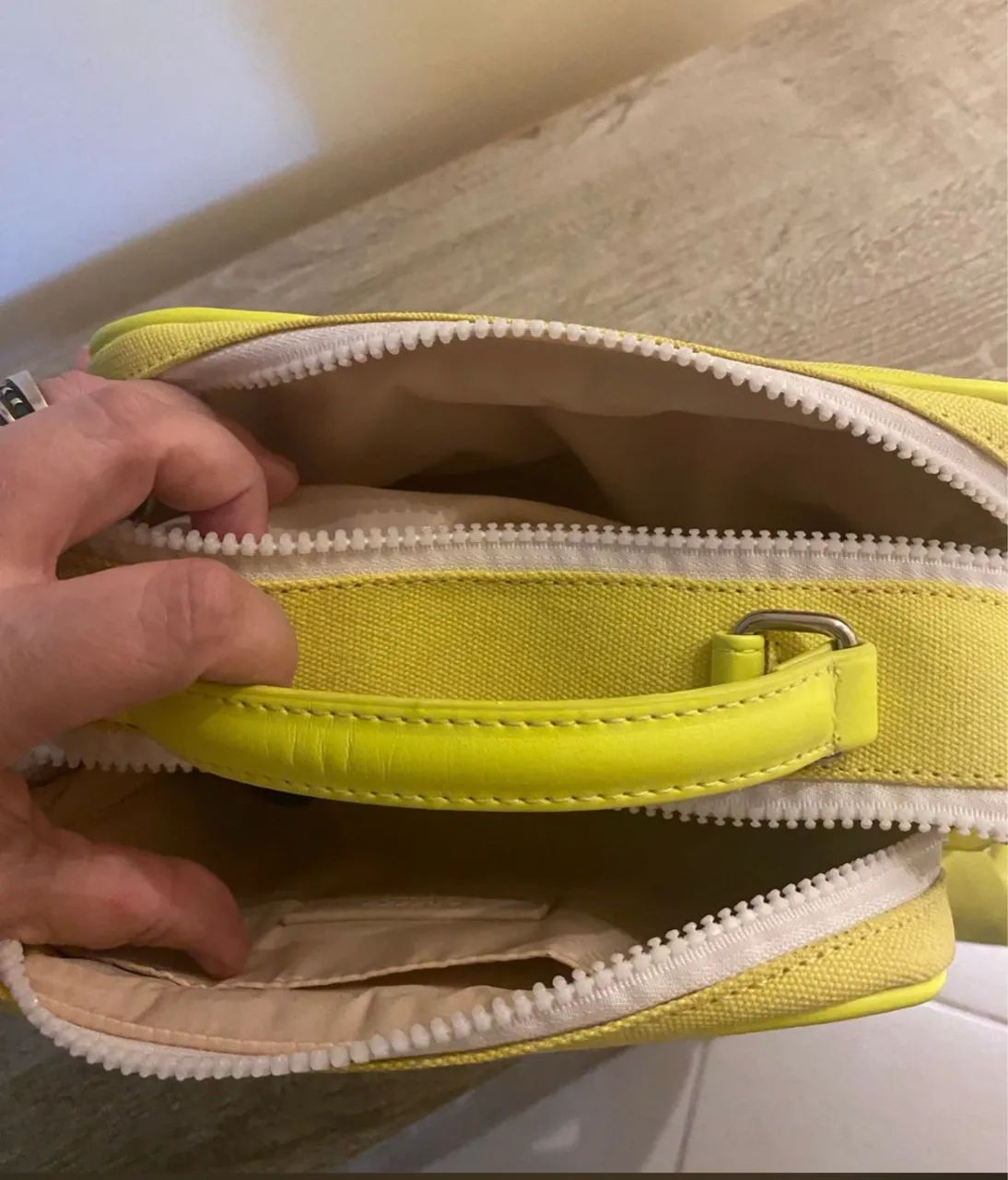 bolsa verde claro 17x22cm com duas aberturas arezzo - Foto 4