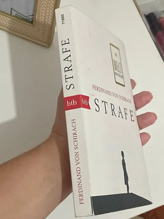 Livro em alemão  Strafe - Ferdinand von Schirach - Foto 2