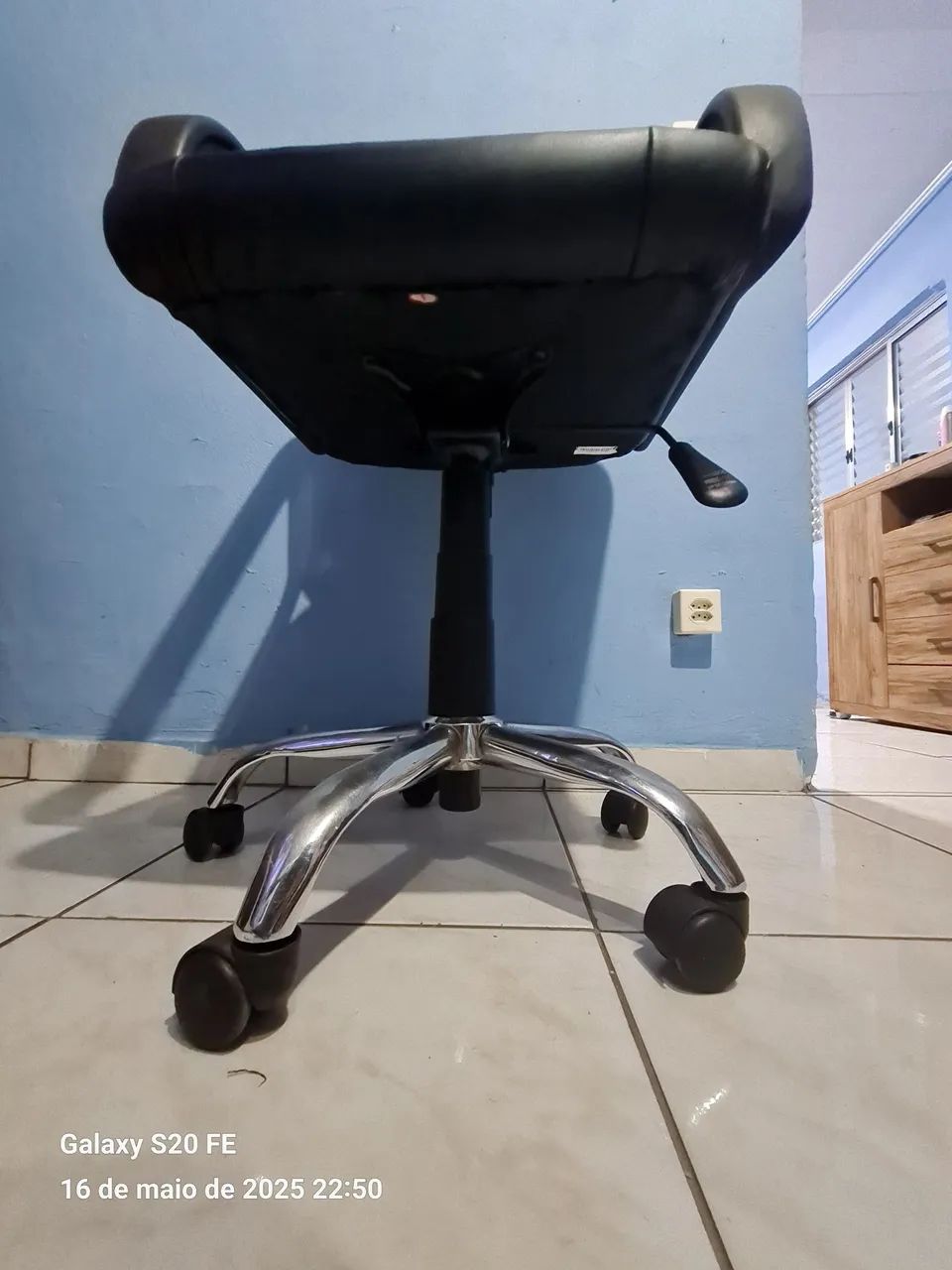 Cadeira de Escritório Giratória com Rodinhas ( leiam o final do anúncio...) - Foto 6