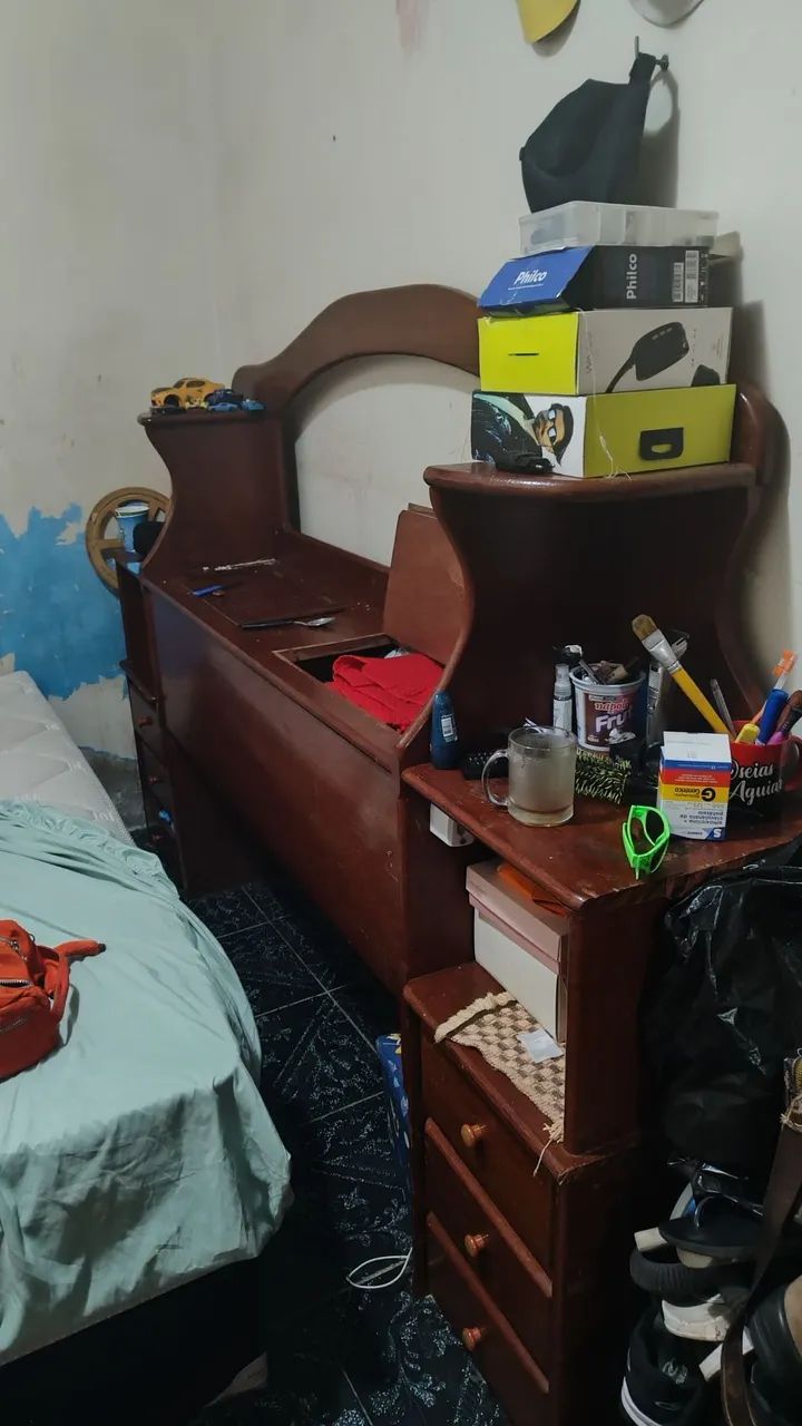 Cabeceira com gavetas e baú 