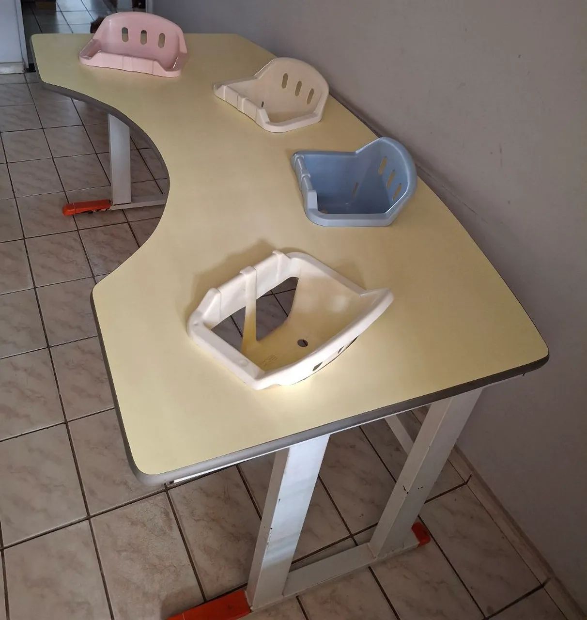 Vendo mesa para refeição de bebês com 4 lugares 