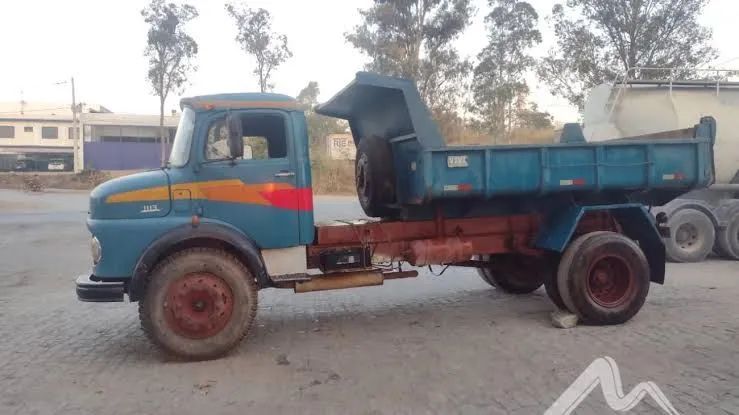 Terra limpa pra aterro, retroescavadeira 