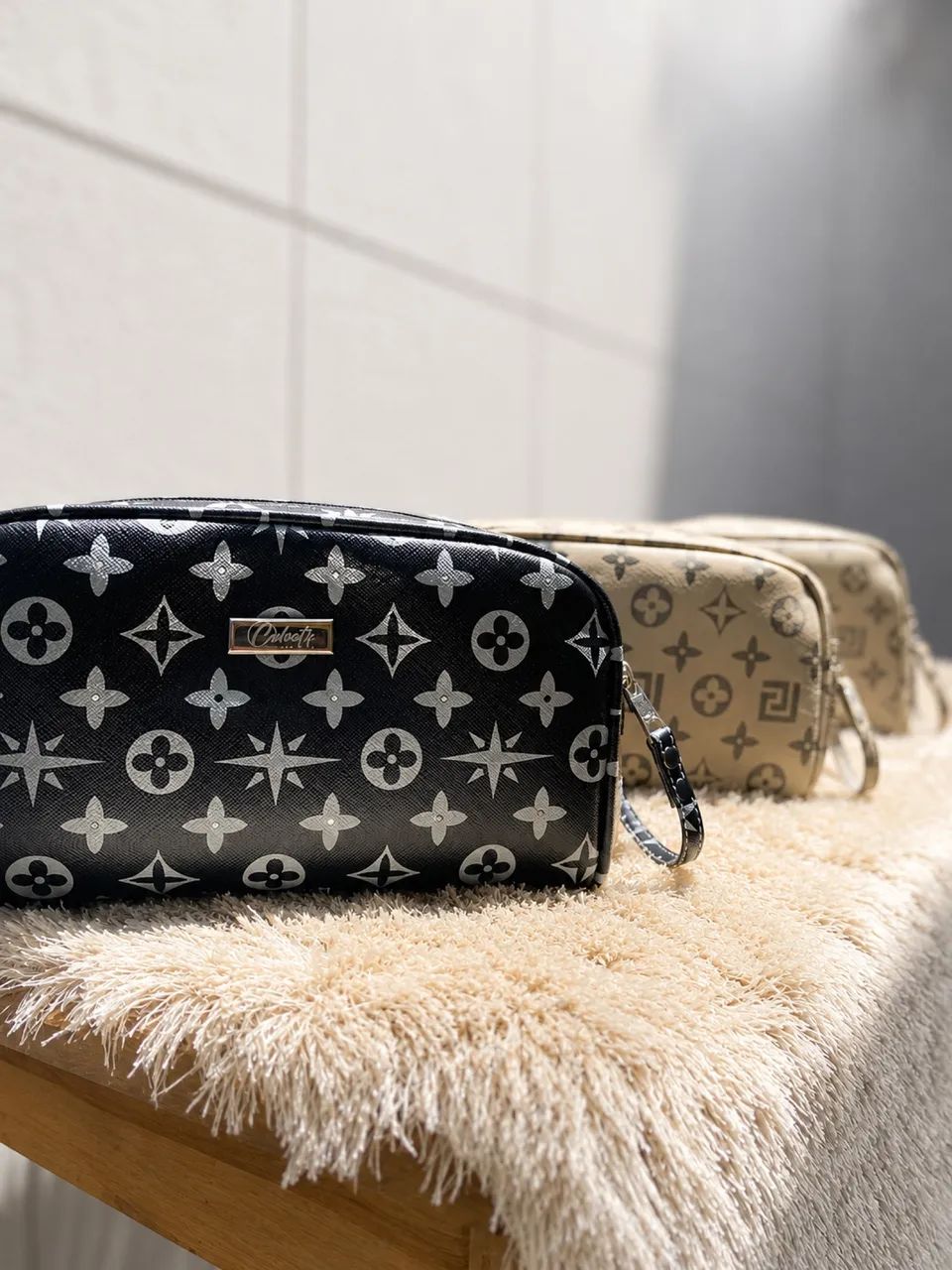 NECESSAIRE  no estilo preta e off white de coro  - Foto 2