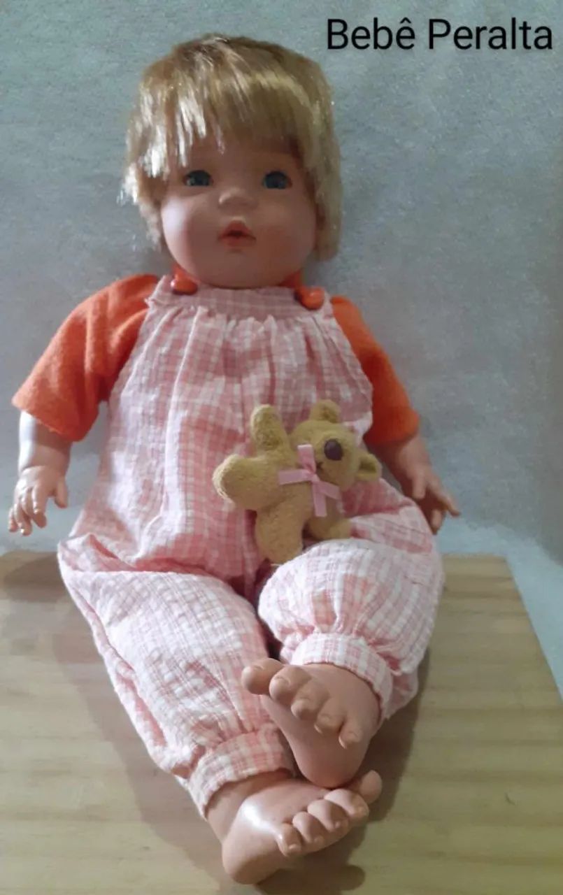 Linda Boneca Bebê  Peralta antiga,  (não é Reborn). 