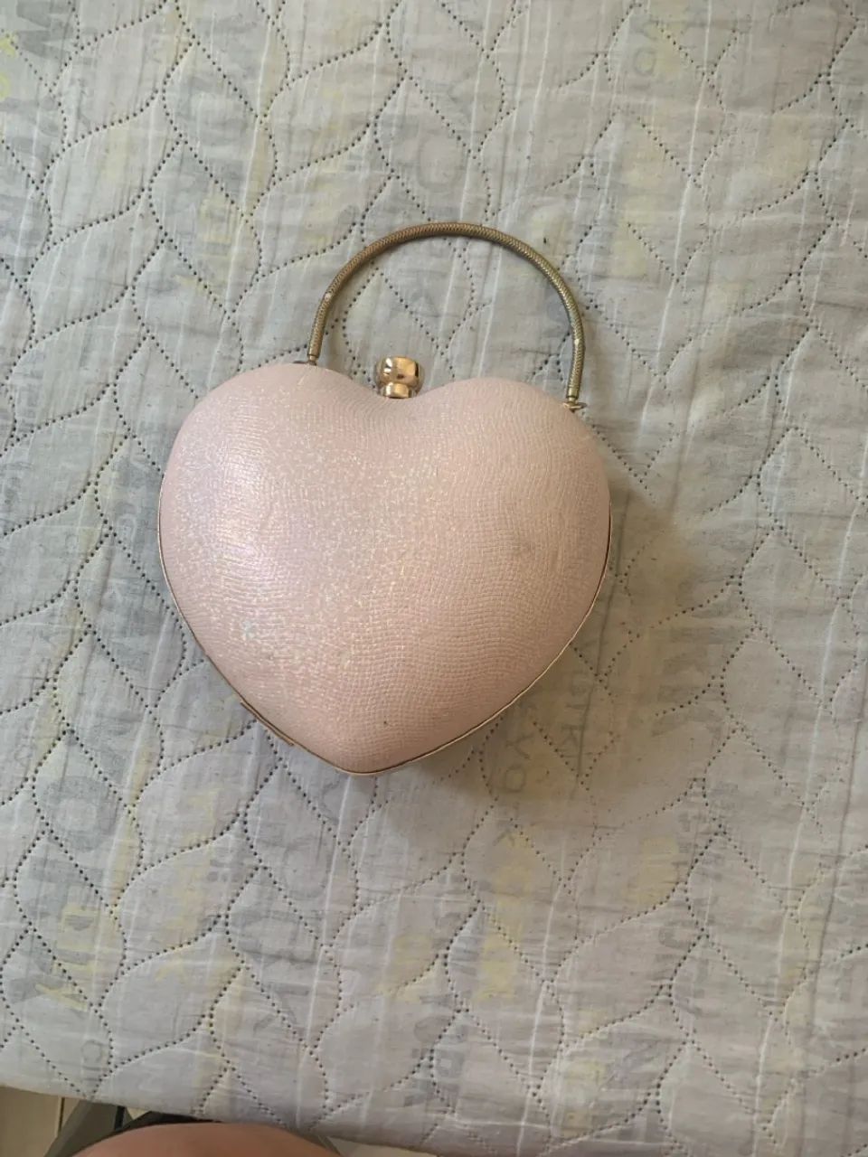 Bolsa em formato de coração rosa 