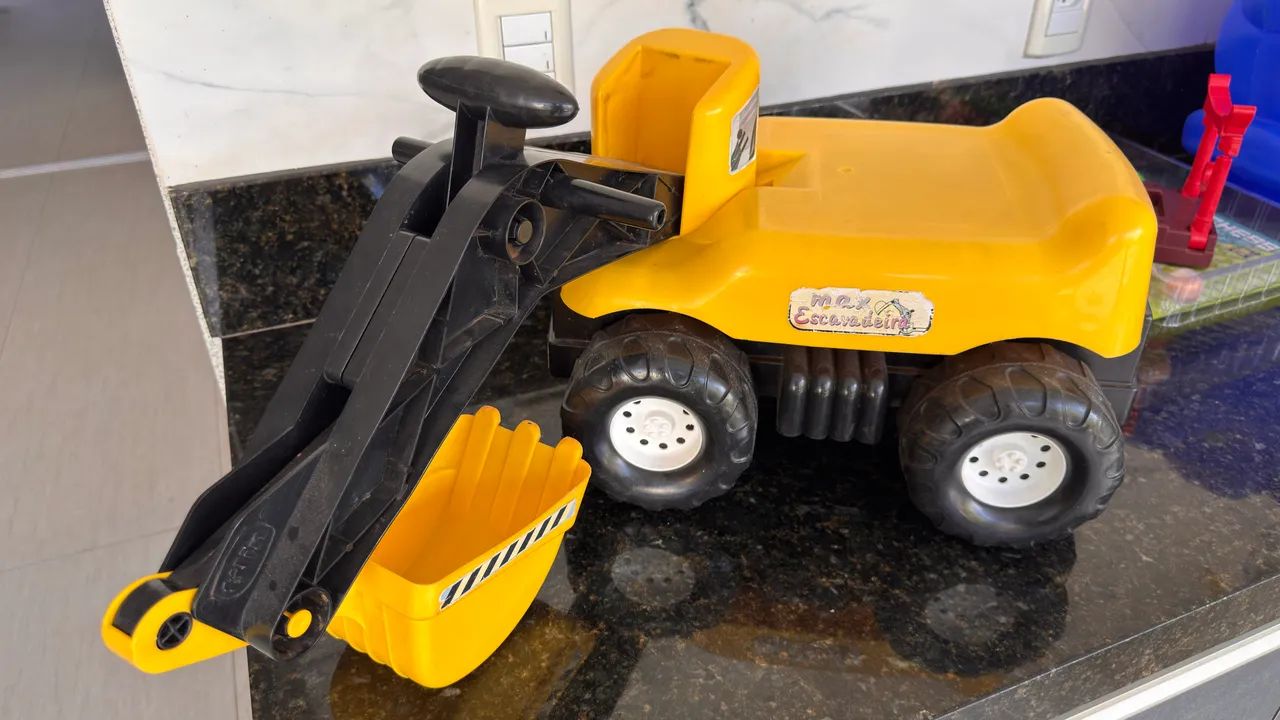 escavadeira de brinquedo para crianças. 