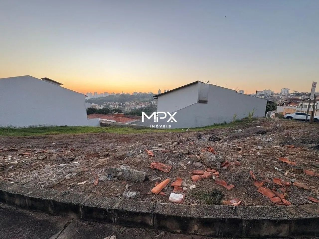 Terreno à venda em Piracicaba, Castelinho, com 180.01 m²