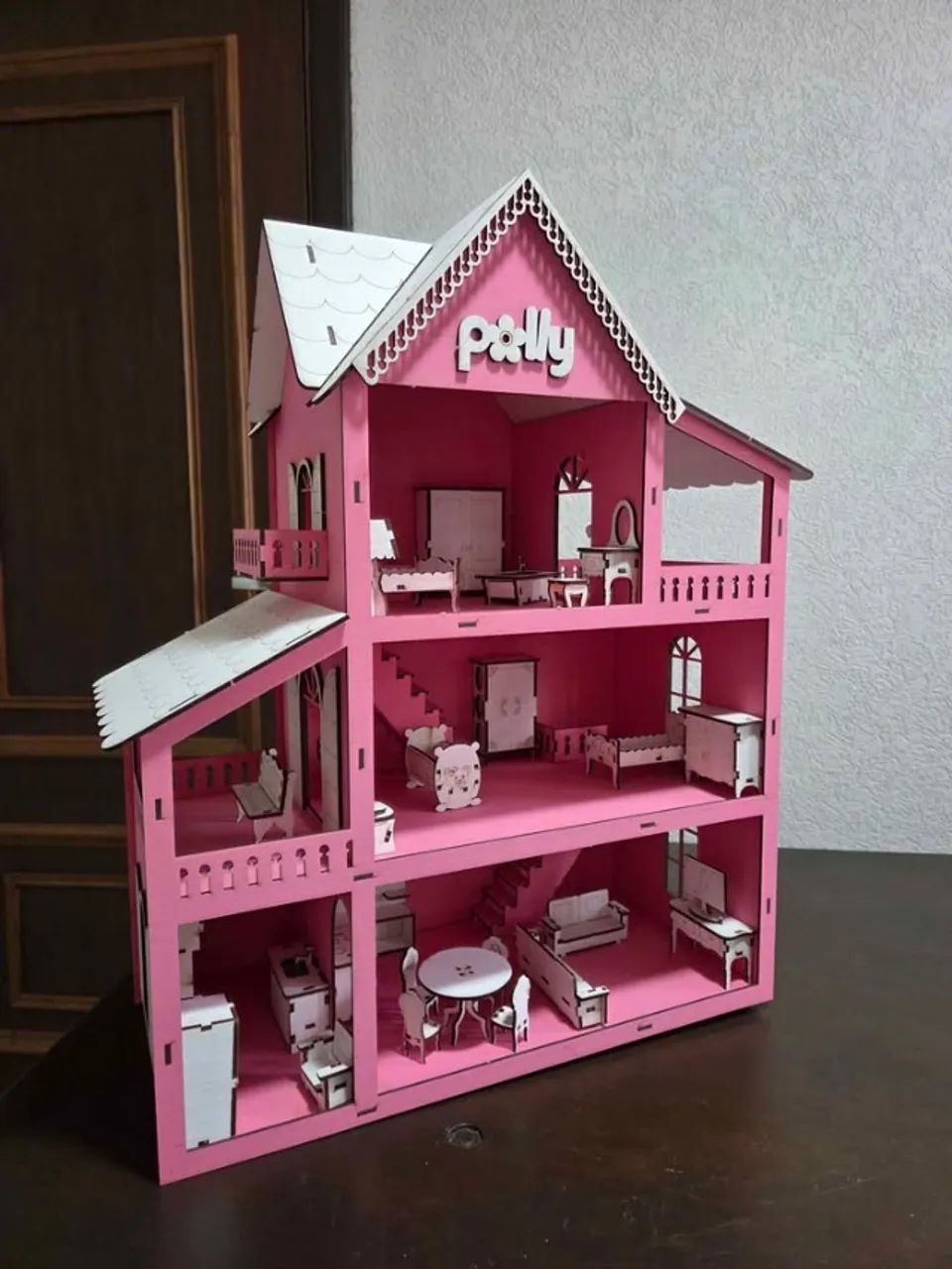 Casa de boneca com móveis