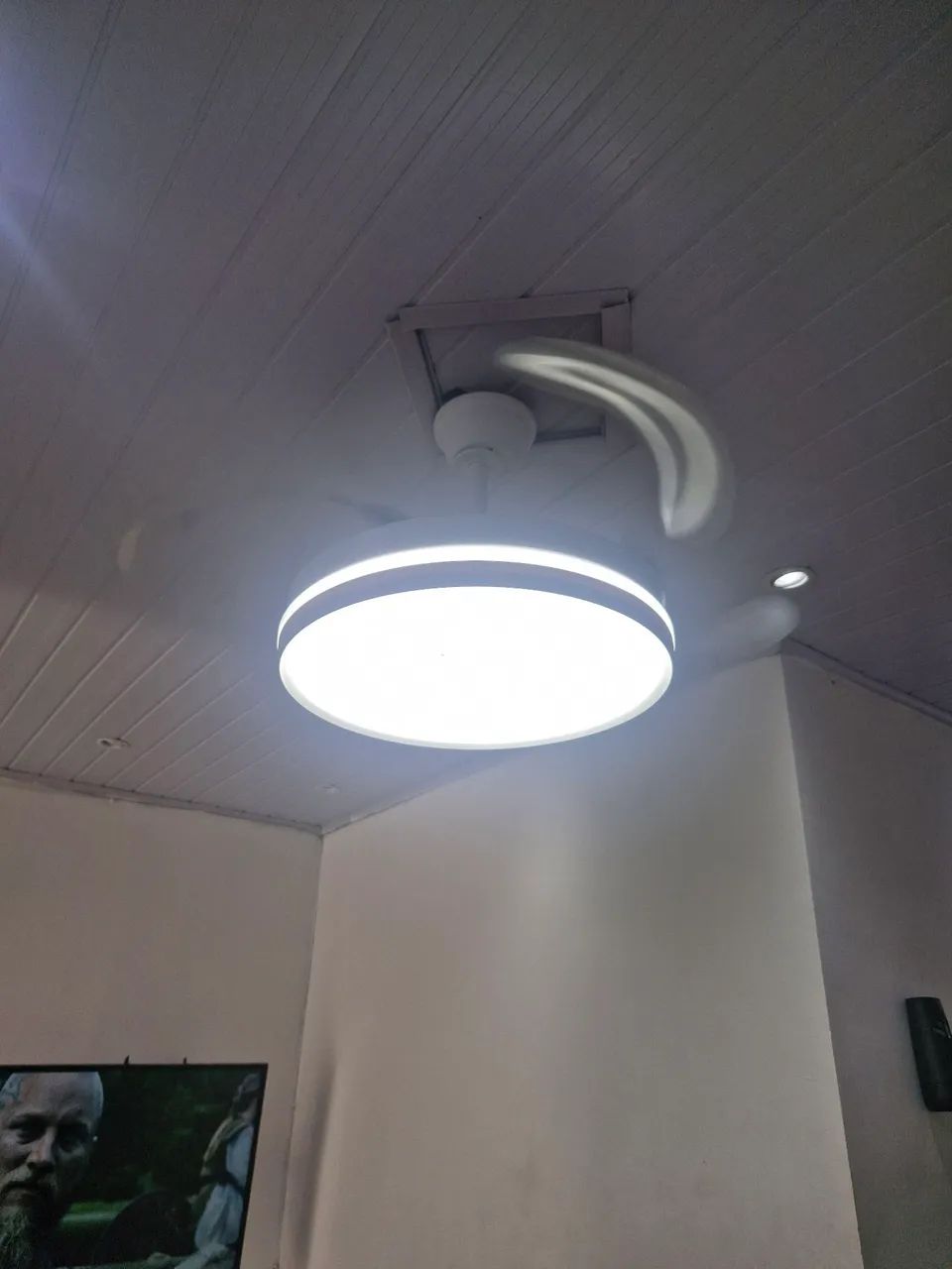 Luminária e ventilador 