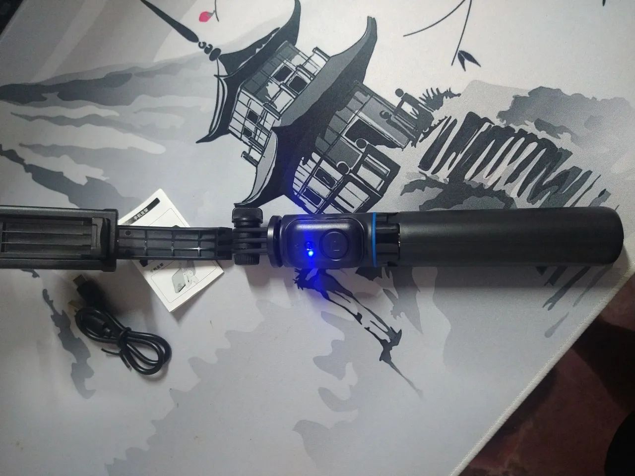 Bastão de self com magnético com bluetooth, tripé e com uma luz de preenchimento - Foto 5