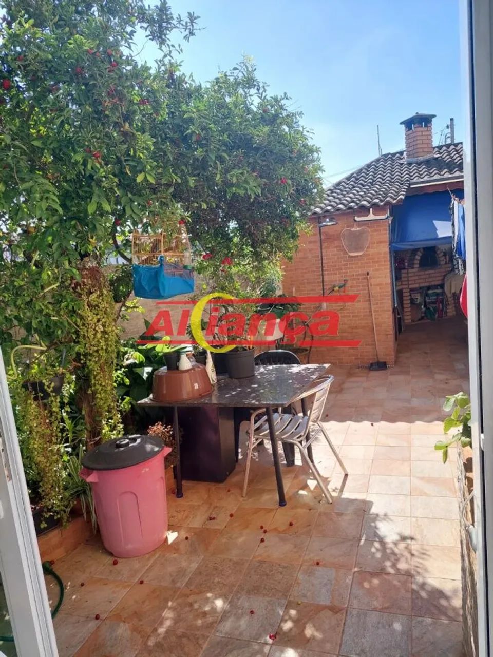 SOBRADO COM PISCINA, 3 DORMITÓRIOS SENDO 1 SUITE. - Foto 2