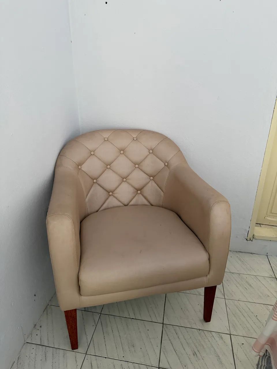 poltrona acolchoada rosa