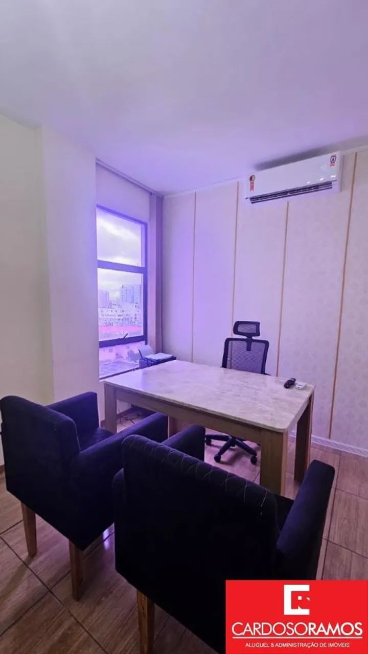 Sala decorada e mobiliada com 25m², banheiro, subdividida em dois ambientes sendo, uma sal - Foto 4
