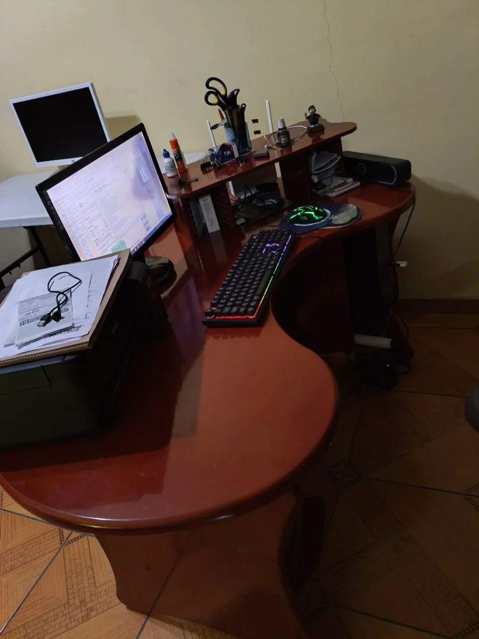 Vendo mesa de escritório/Pc em mogno  - Foto 2
