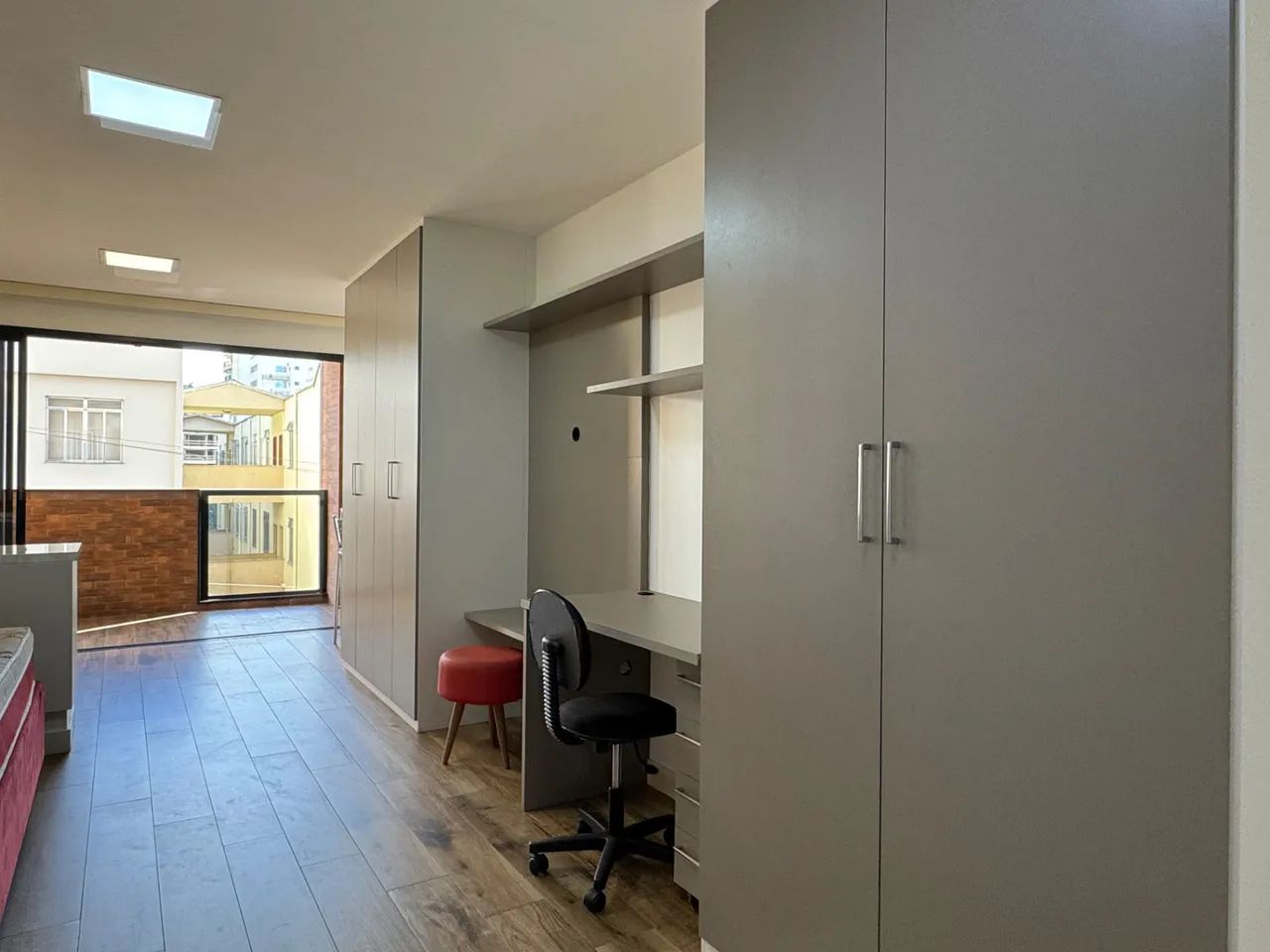Studio mobiliado com varanda gourmet e vaga para locação - Foto 2