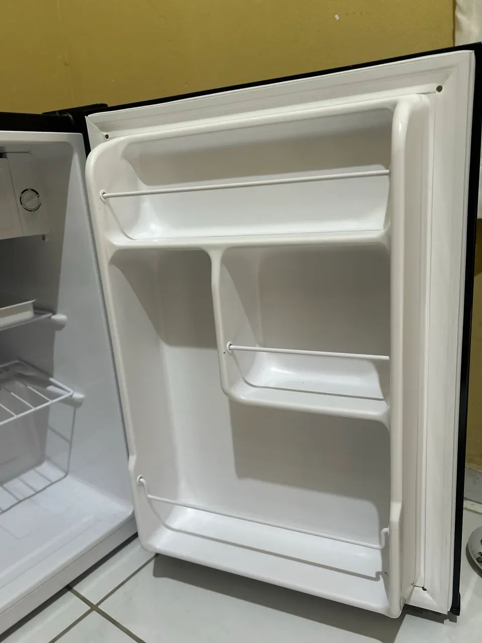 Frigobar Philco 68 litros 127V - Foto 4
