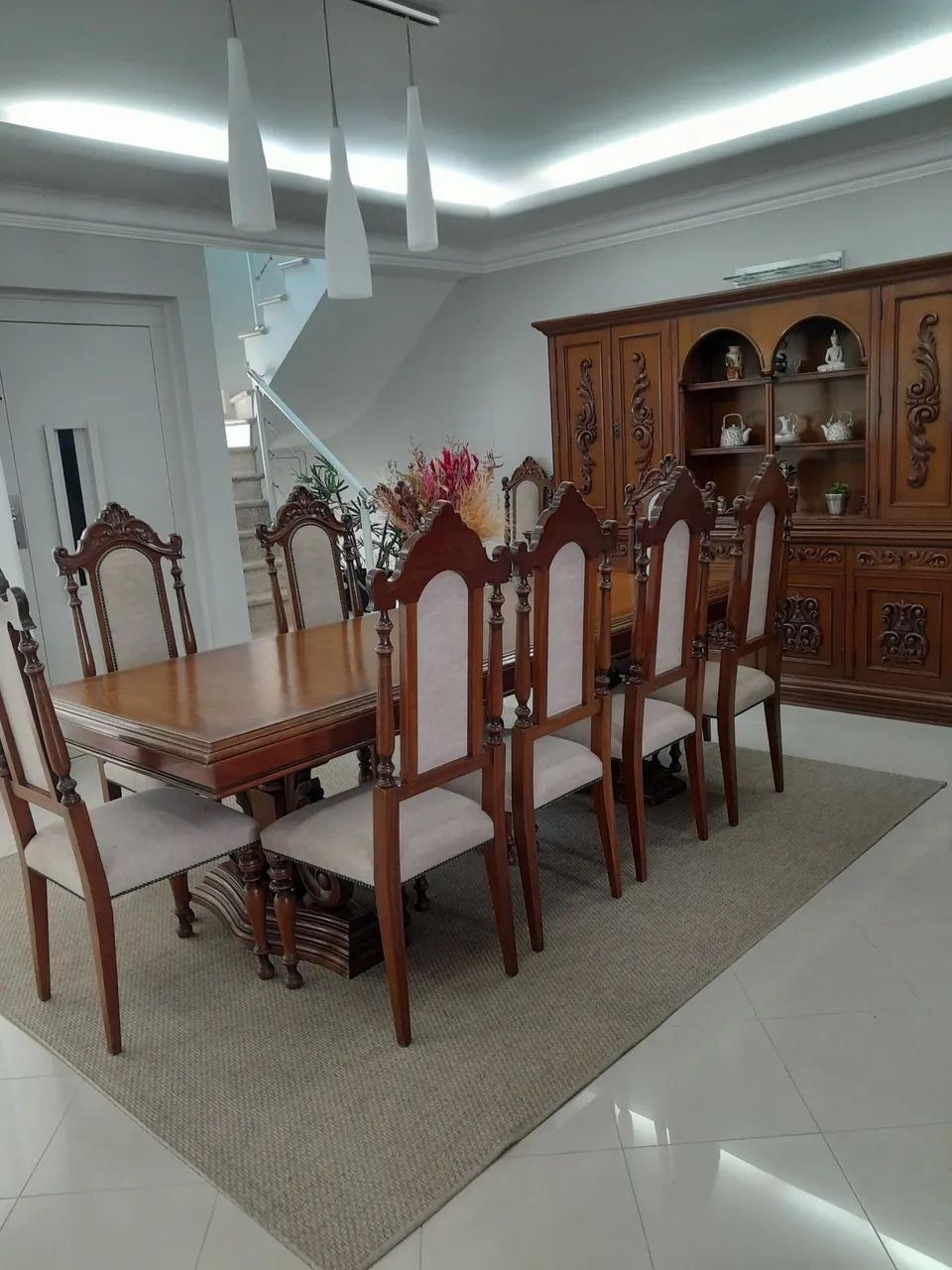 Sala de jantar colonial completa em perfeito estado