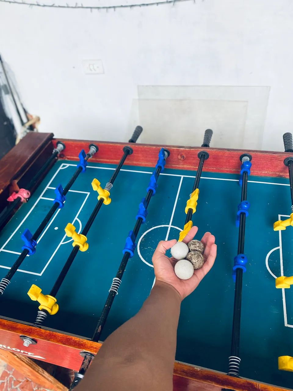 PRA SAIR HJ!! Mesa de Pebolim / Totó + 4 Bolinhas Inclusas - Foto 2