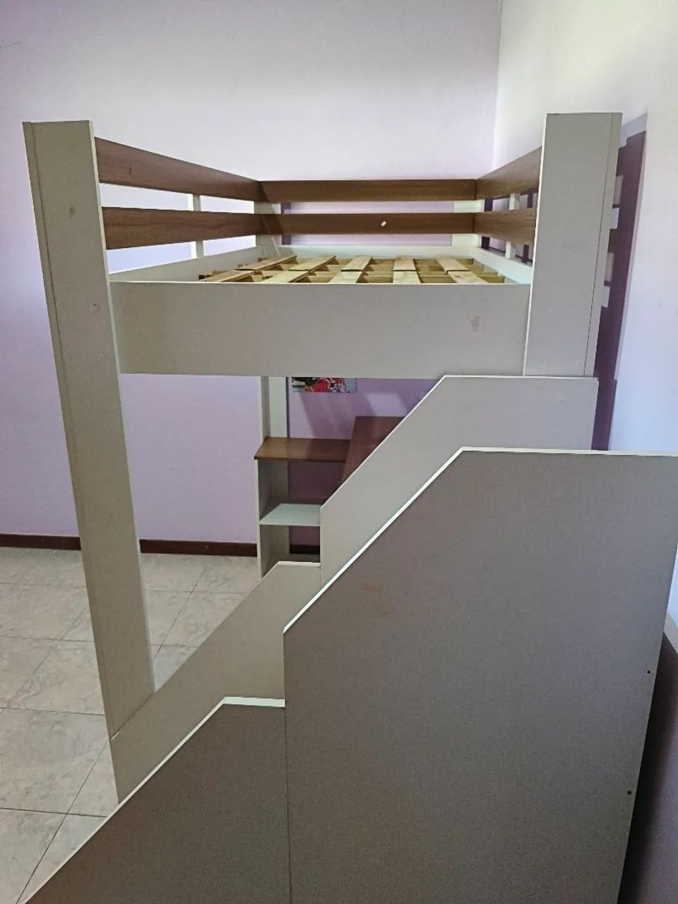 Cama solteiro com escrivaninha alta branca