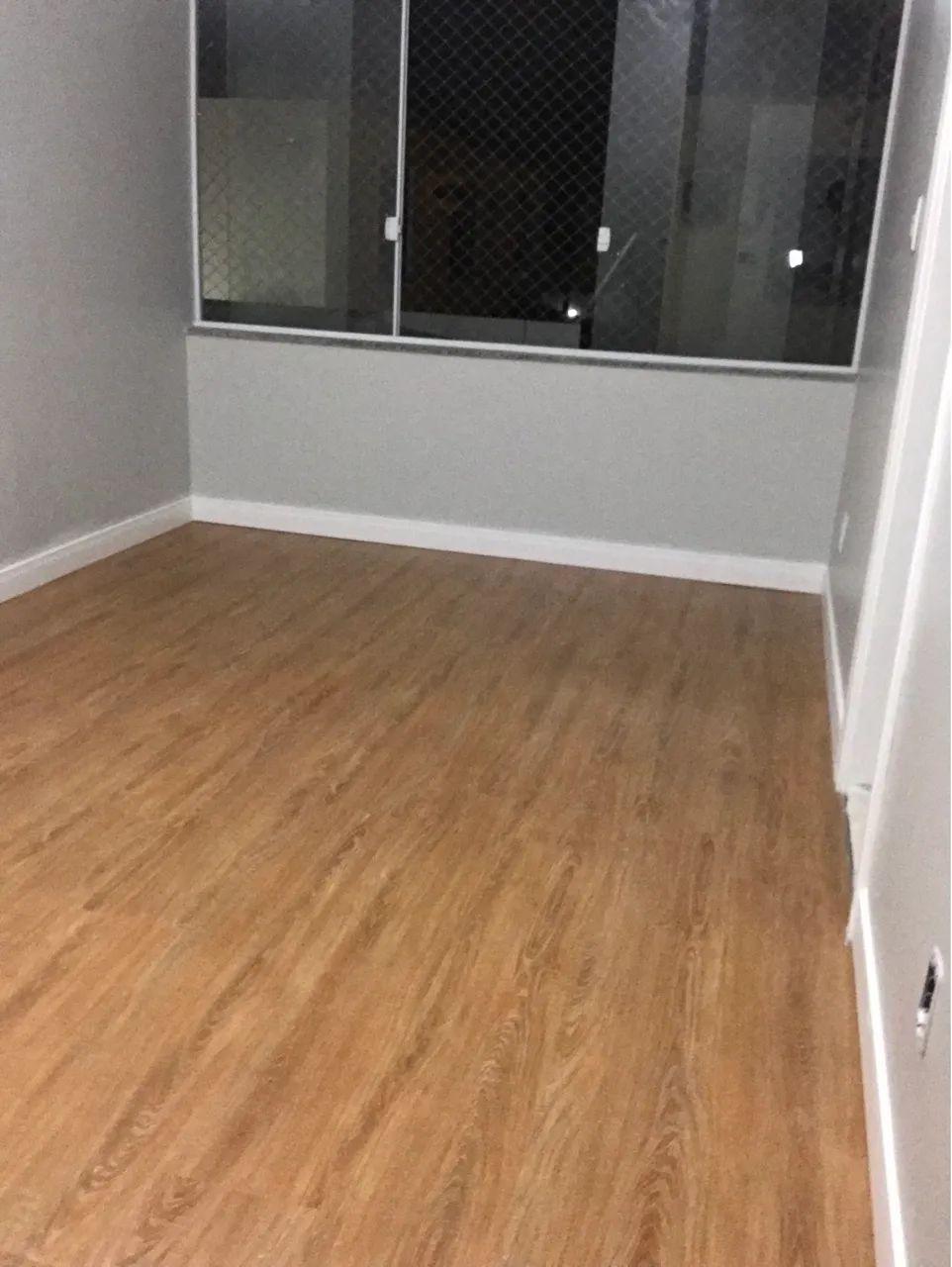 Piso vinílico e roda pé 