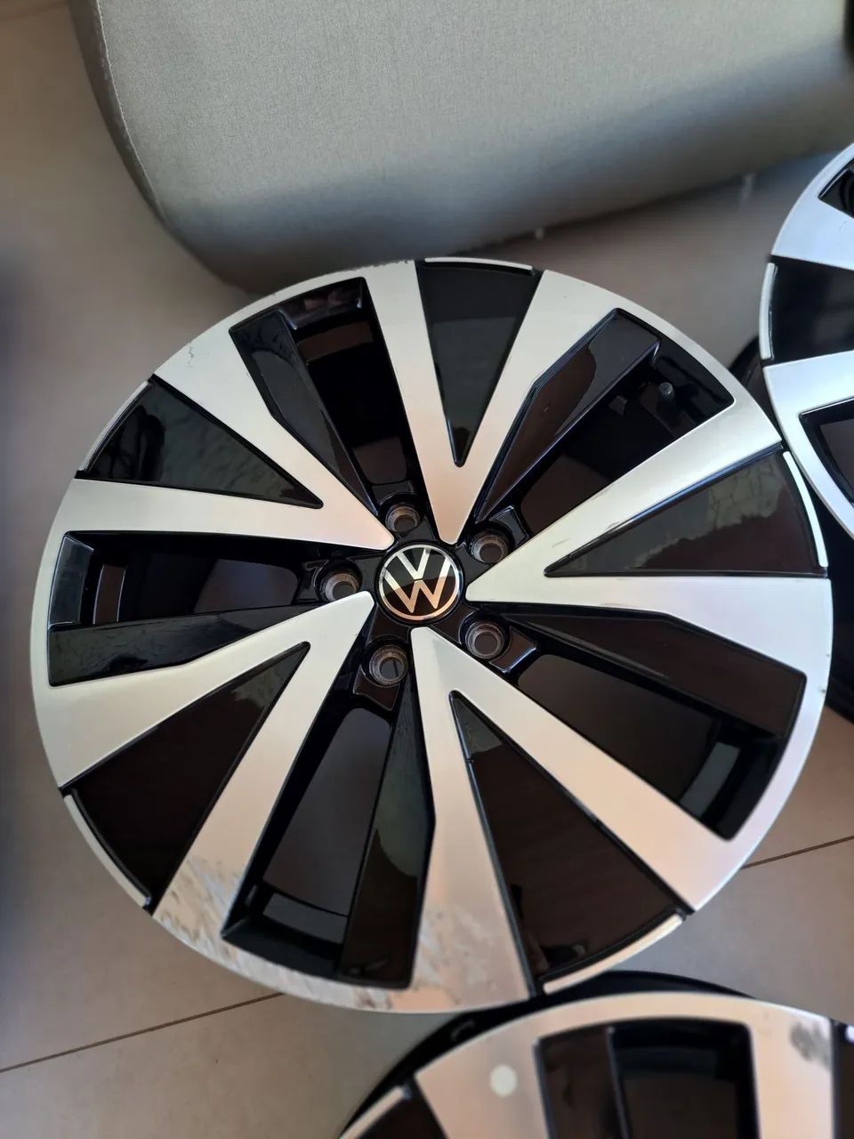 Roda Vw Aro 18 original  - Foto 4