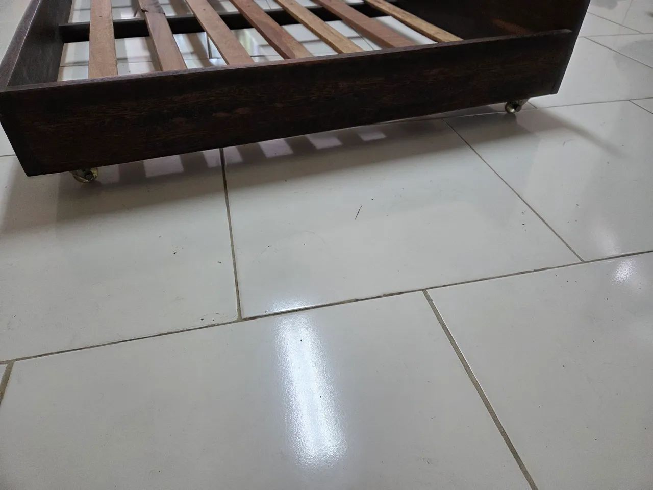 Cama auxiliar de colocar embaixo de outras camas - madeira - Foto 5