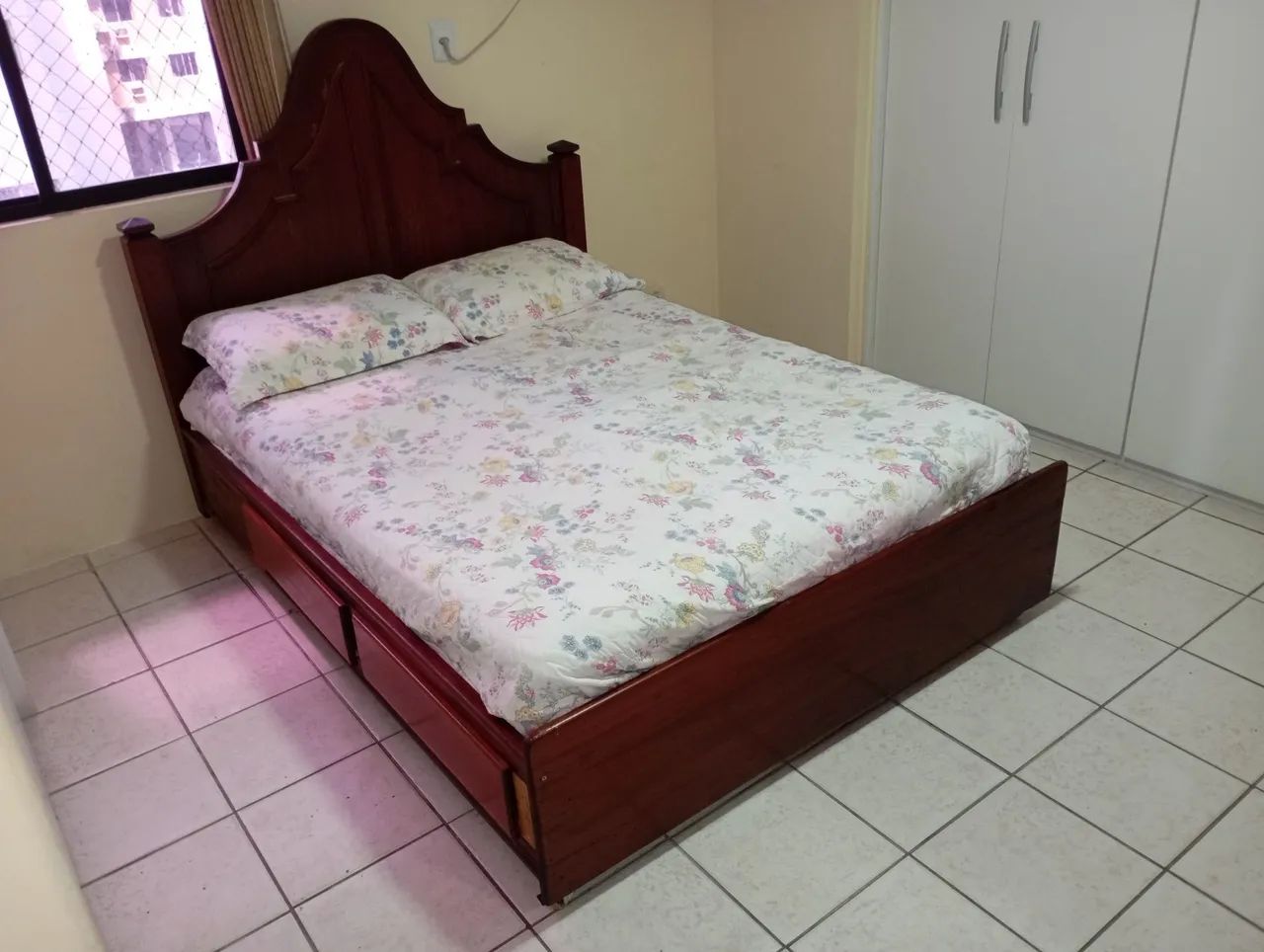 Cama de casal, madeira maciça nobre, tom mogno. 