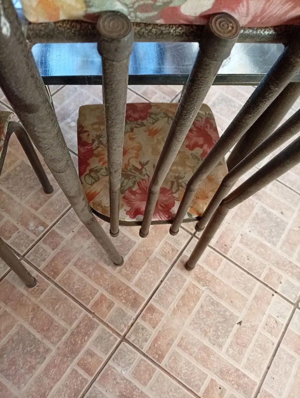 Vendo mesa com tampo de mármore com 4 cadeiras - Foto 2