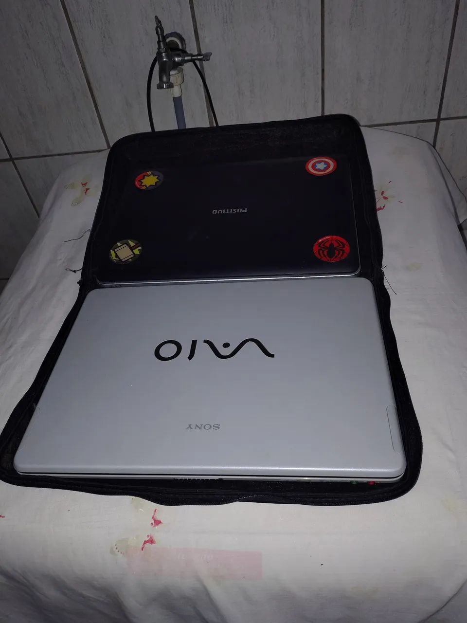Dois notebooks: Positivo e Sony vaio