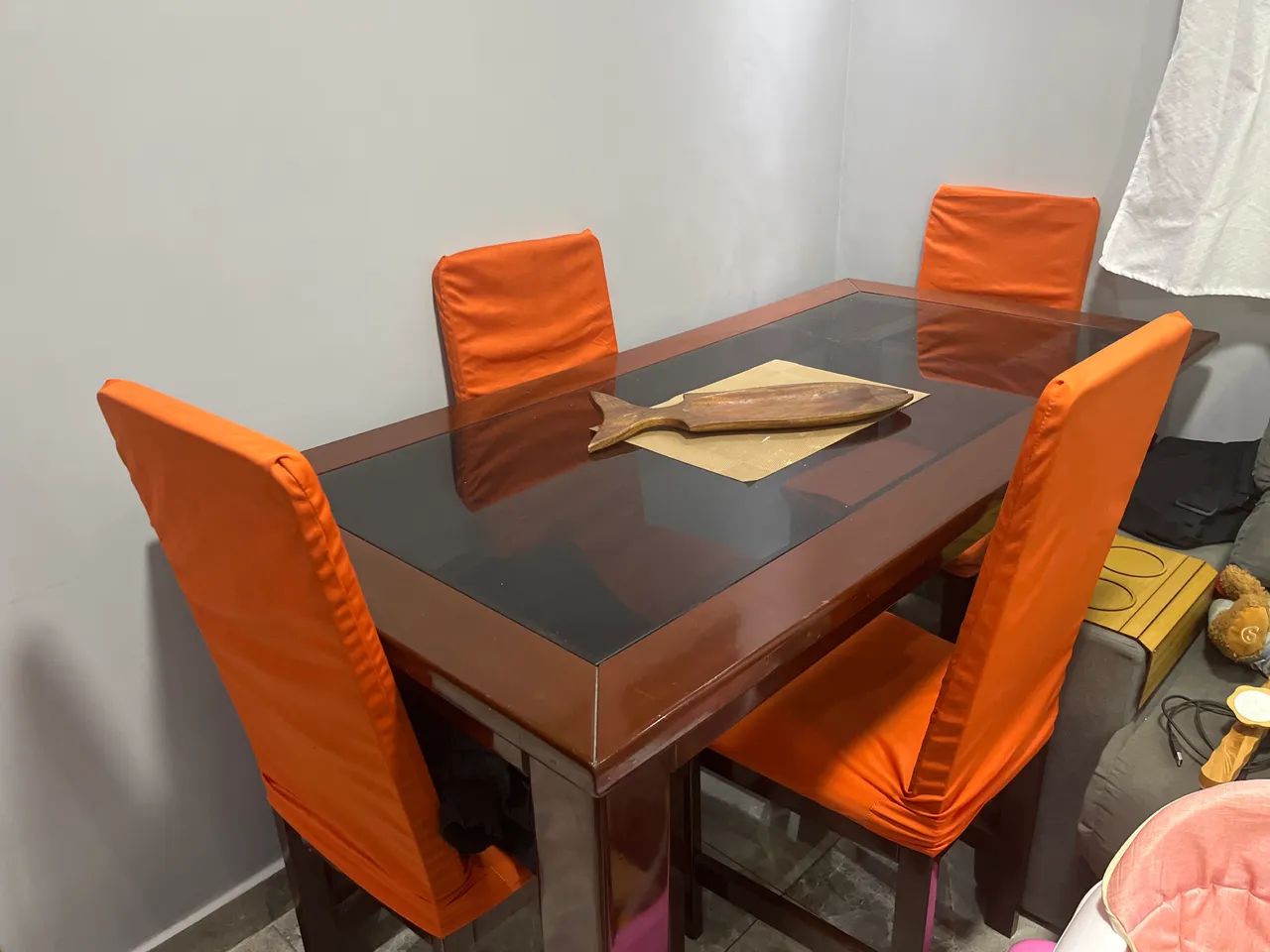 Mesa impecável de madeira maciça e tampão de vidro  - Foto 2