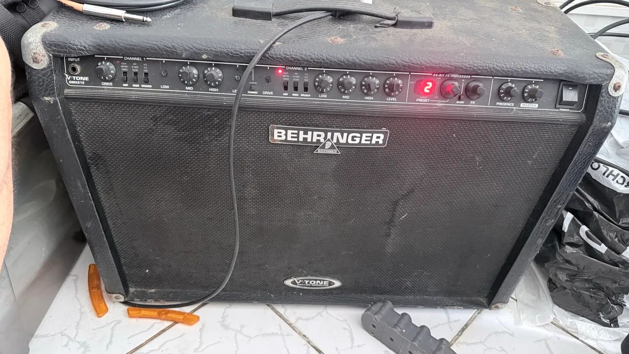 Amplificador behringer 212 vtone 