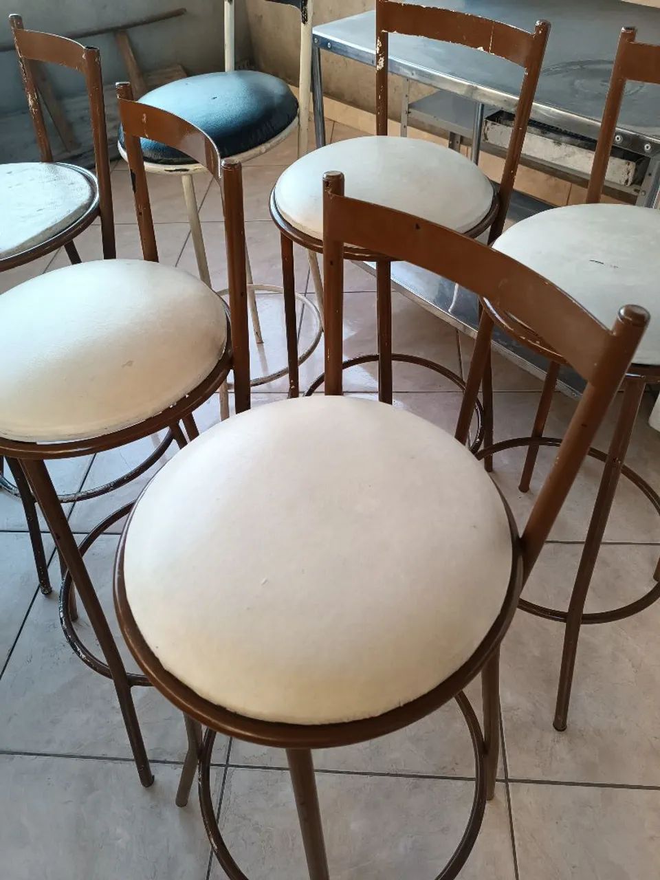 6 Banquetas altas de ferro com encosto e assento estofado - Foto 2