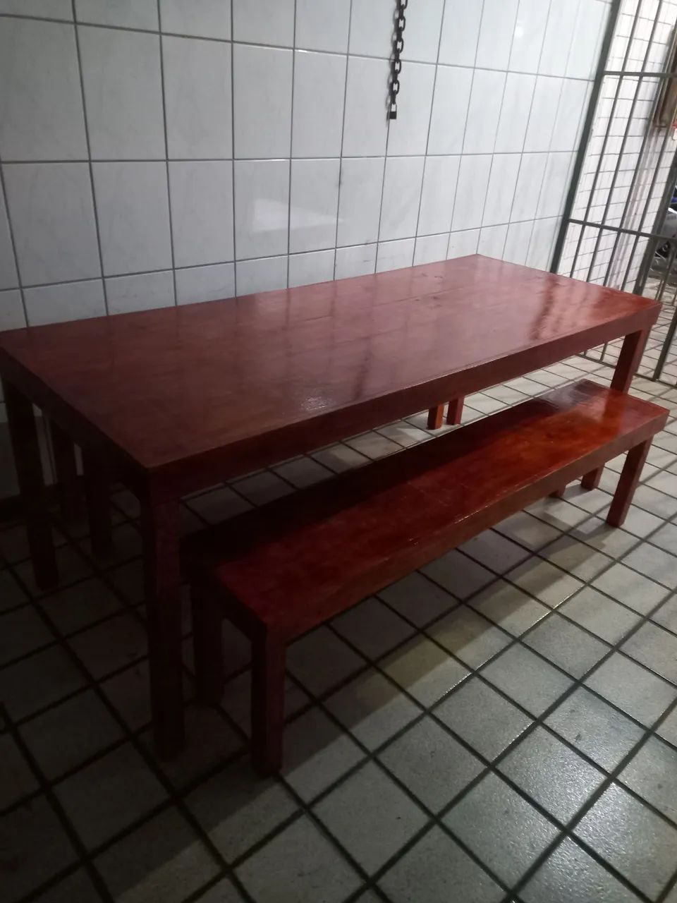 Mesa e banos rústicos de madeira - Foto 4