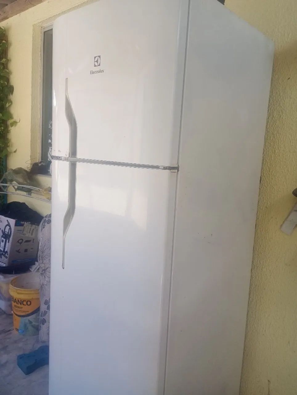 Vendo uma geladeira funcionando perfeitamente