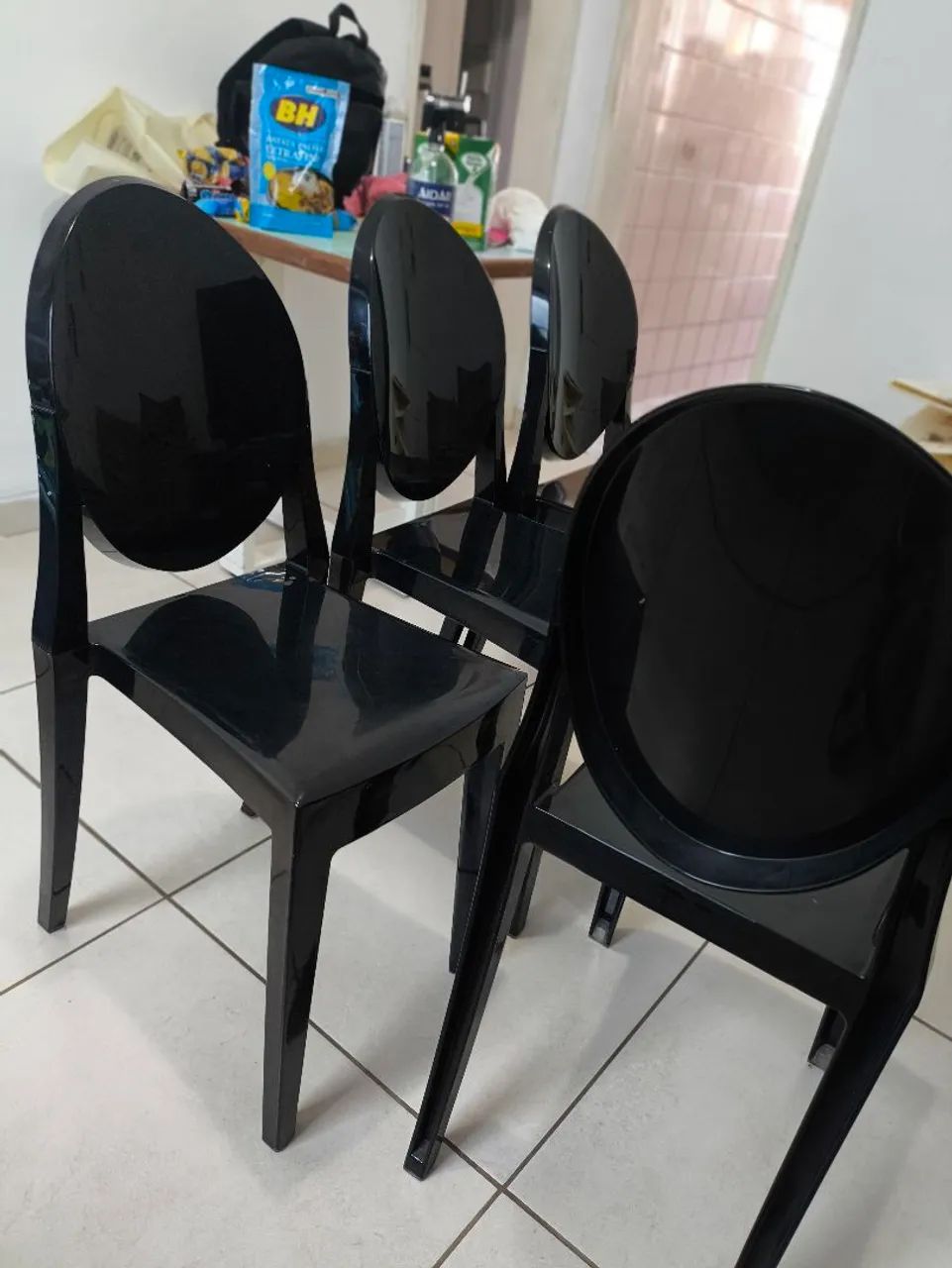 Jogo com 4 Cadeiras Modelo Victoria Ghost polipropileno (Pretas)