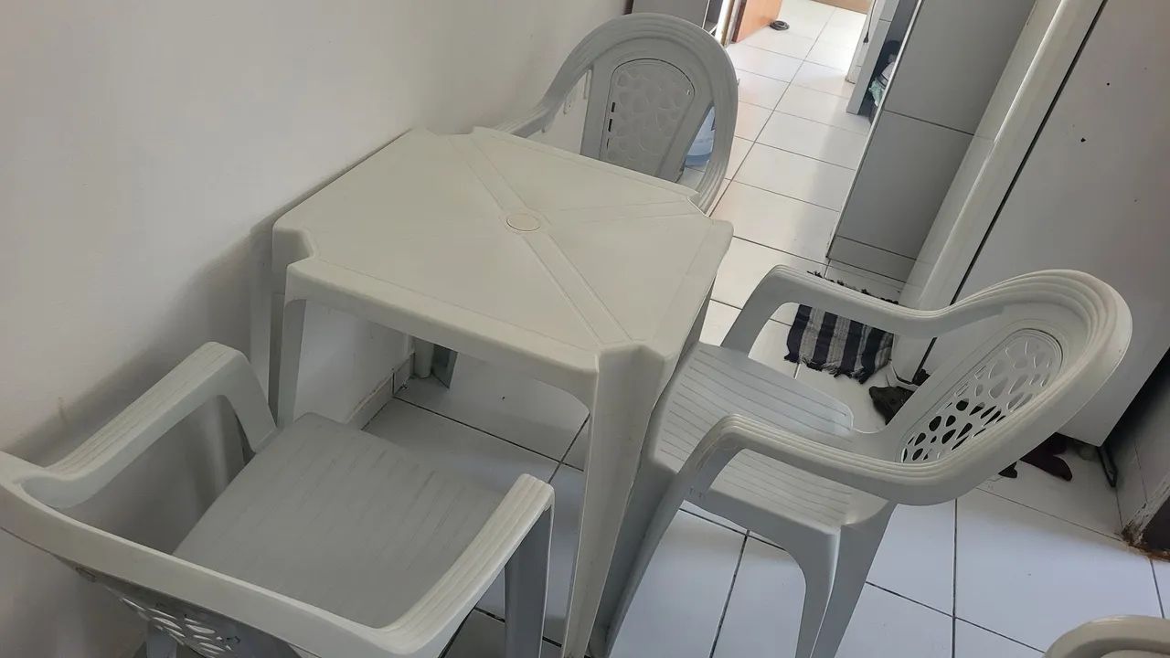 Conjunto de mesa com 3 cadeiras de plástico (tipo poltrona)