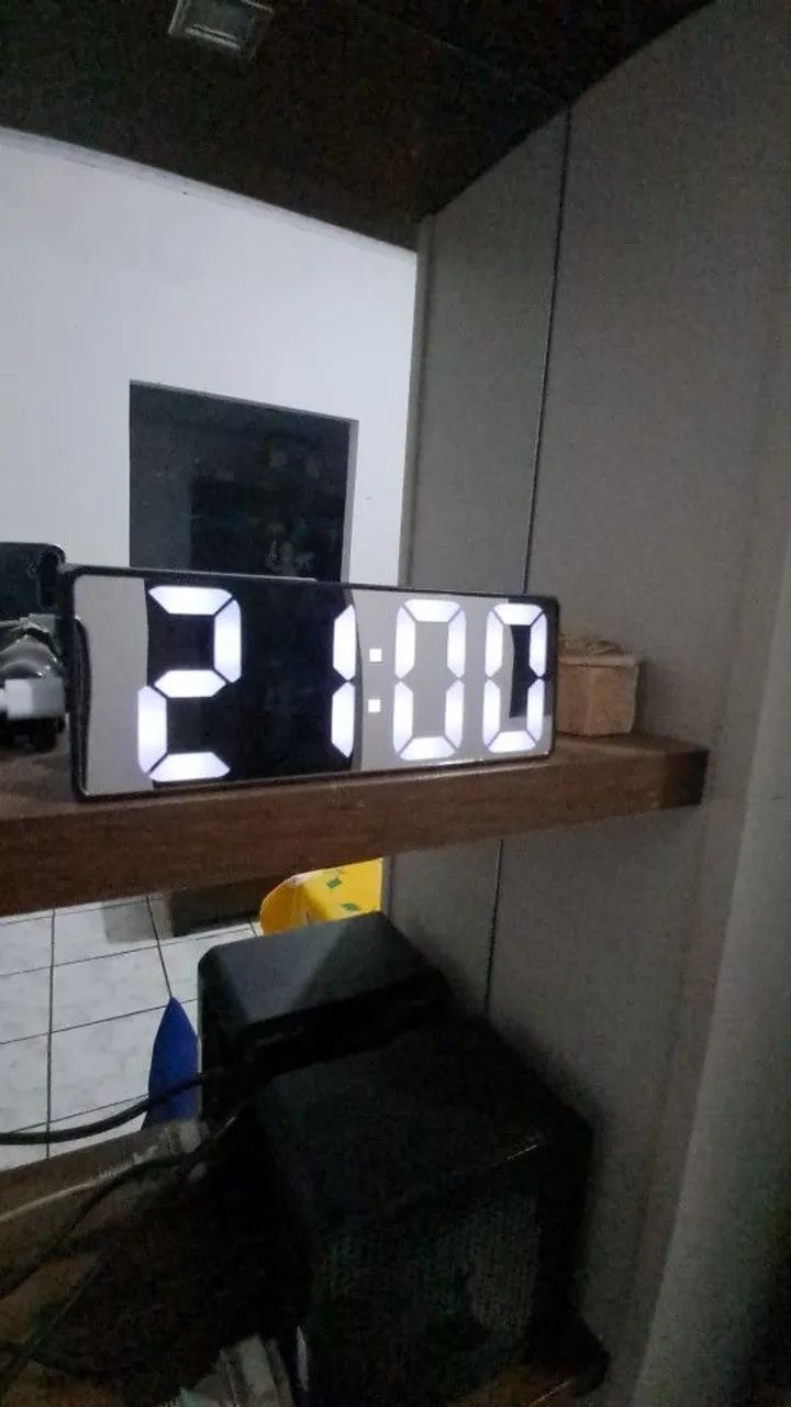 Relógio digital de mesa 