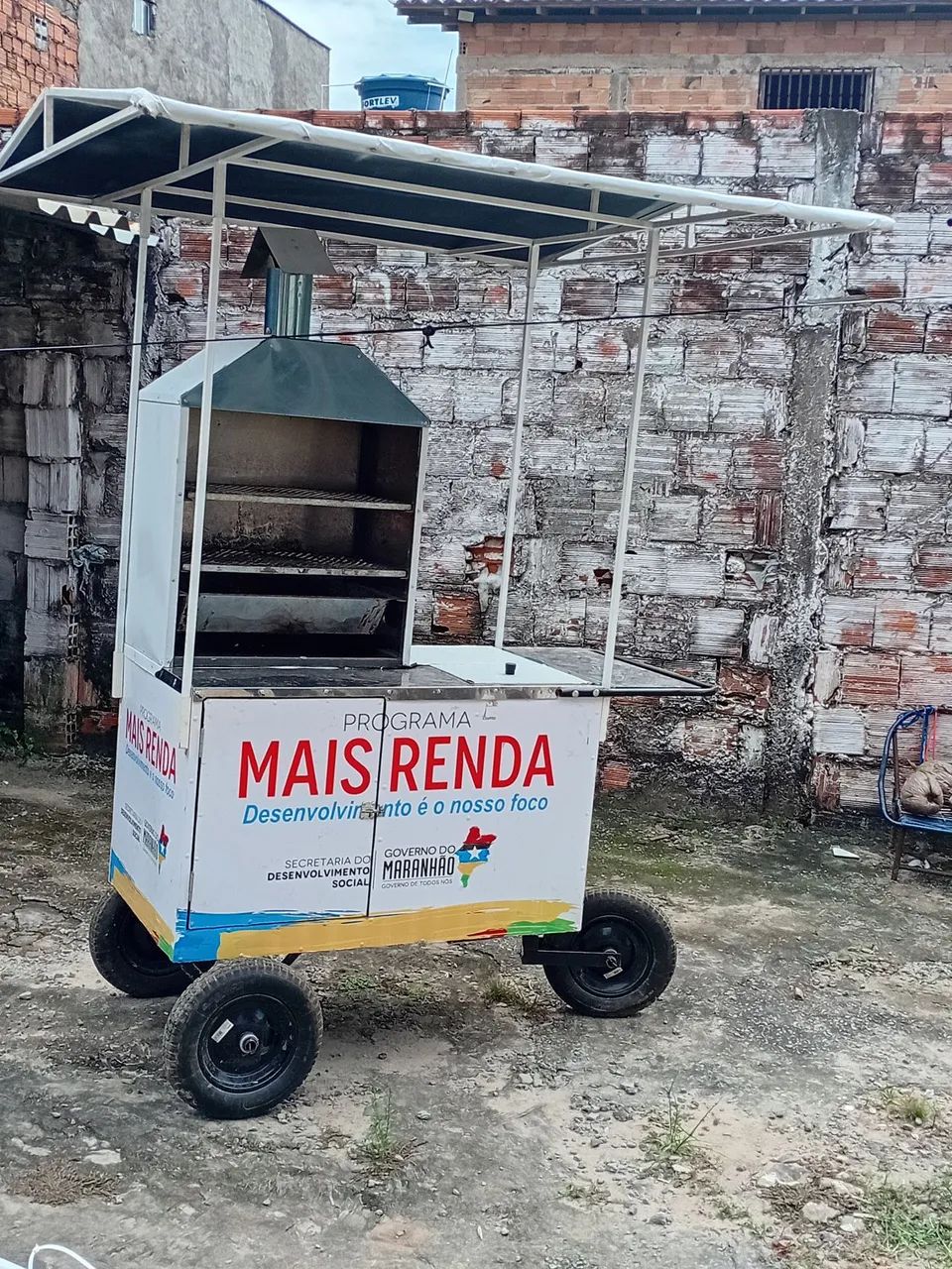 Vendo esse carro de churrasco pouco usado .